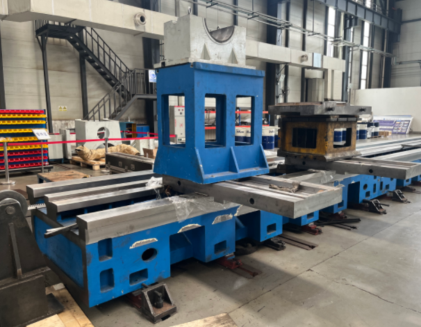 The four-guide rail heavy-duty lathe